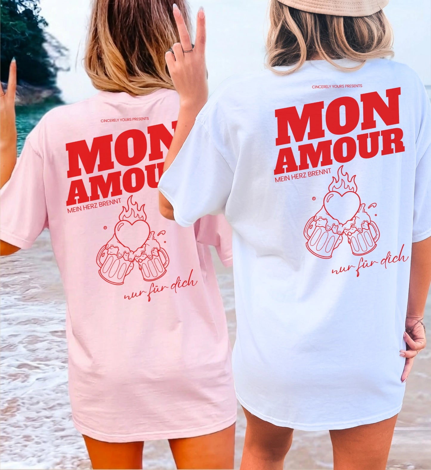 Zwei Frauen am Strand in rosa und weißem Cincerely Yours Mon Amour T-Shirt mit Malle Party Motiv 'Mein Herz brennt nur für dich' und Bierkrügen auf der Rückseite.