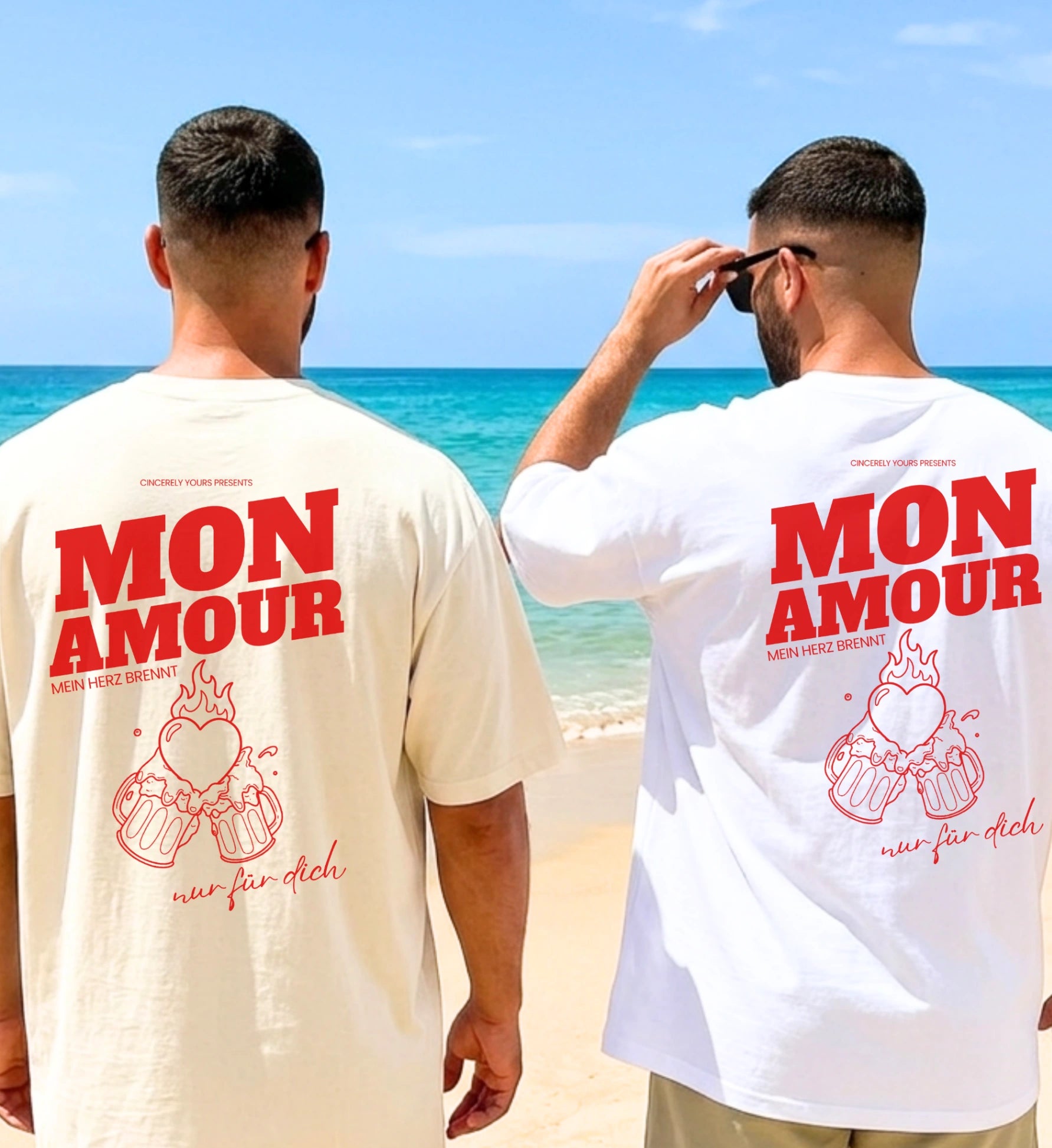 Zwei Männer in der Rückenansicht am Strand tragen das Cincerely Yours Mon Amour T-Shirt, ein ideales Malle Party Shirt mit dem roten Rückenprint 'Mein Herz brennt nur für dich' und Bierkrug-Motiv.