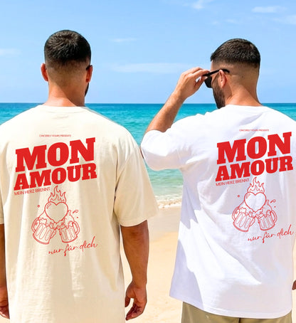 Zwei Männer in der Rückenansicht am Strand tragen das Cincerely Yours Mon Amour T-Shirt, ein ideales Malle Party Shirt mit dem roten Rückenprint 'Mein Herz brennt nur für dich' und Bierkrug-Motiv.
