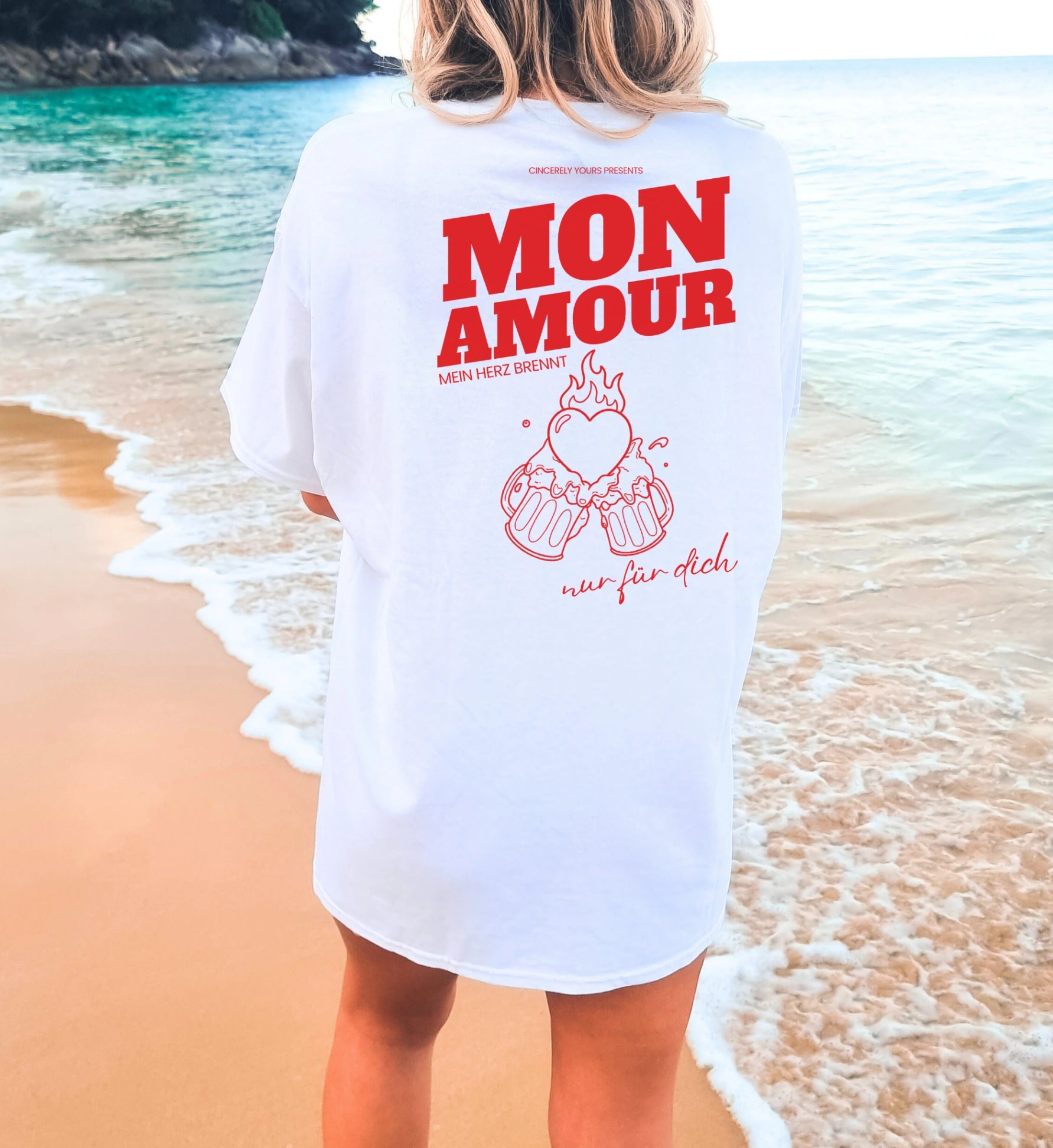 Cincerely Yours Mon Amour T-Shirt in Weiß mit rotem Backprint 'Mein Herz brennt nur für dich' und Bier-Illustration, Rückenansicht am Strand – ideal als Malle Party Shirt.