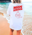 Cincerely Yours Mon Amour T-Shirt in Weiß mit rotem Backprint 'Mein Herz brennt nur für dich' und Bier-Illustration, Rückenansicht am Strand – ideal als Malle Party Shirt.