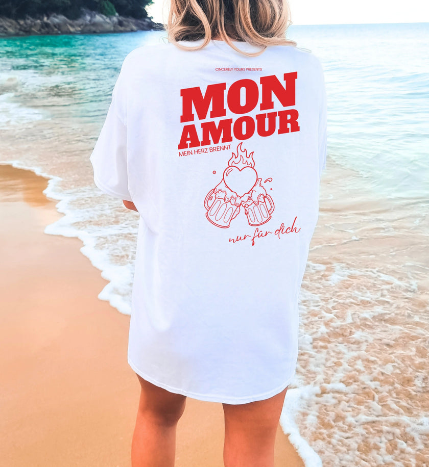 Cincerely Yours Mon Amour T-Shirt in Weiß mit rotem Backprint 'Mein Herz brennt nur für dich' und Bier-Illustration, Rückenansicht am Strand – ideal als Malle Party Shirt.