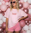 Minimalistisches Bride to be Shirt aus weißer Premium-Baumwolle im edlen Old Money Style für den JGA am Hochzeitsmorgen.