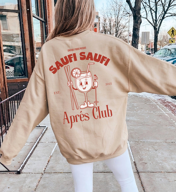 Rückansicht eines beigen Cincerely Yours Sweatshirts mit großem 'Saufi Saufi Aprés Club' Backprint, Motiv zeigt einen Cocktail mit Skiern und Stöcken.