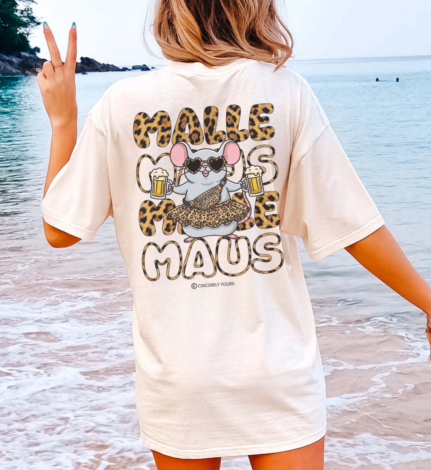 Die Rückansicht oder Personalisierungsoption des Mallemaus Shirts zeigt die hochwertige Verarbeitung und das einzigartige Leopard Maus Design von Cincerely Yours.