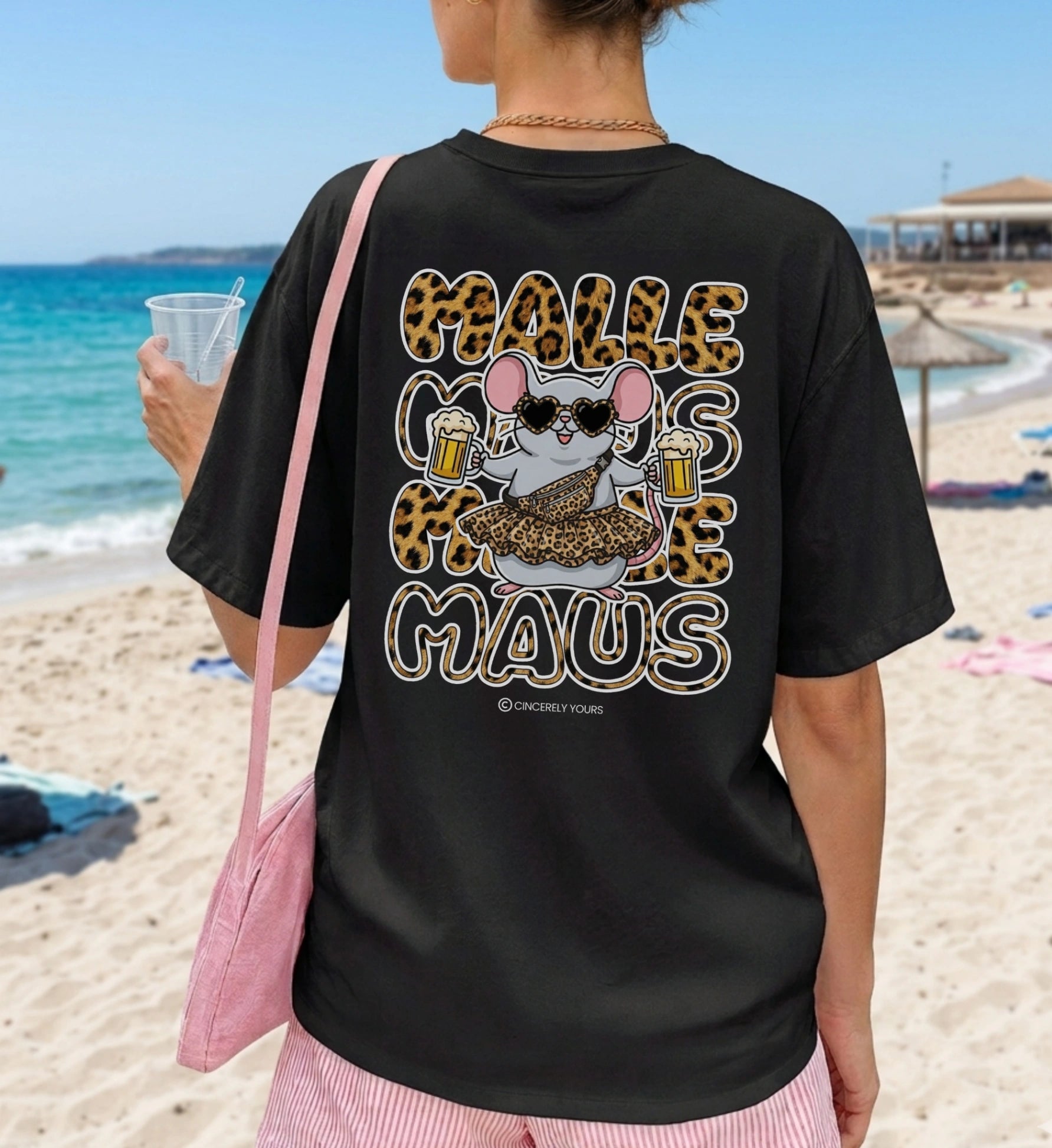 Ein personalisierbares Mallemaus Shirt von Cincerely Yours mit Malle Maus Leopard Grafik das sich perfekt für individuelle Gruppenoutfits am Ballermann Strand eignet.