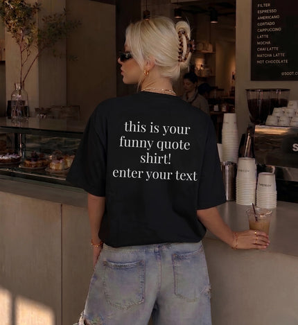 Ein Model trägt das personalisierbare T-Shirt von Cincerely Yours mit einem individuellen, großen Statement-Schriftzug als hochwertigen Backprint auf dem Rücken.