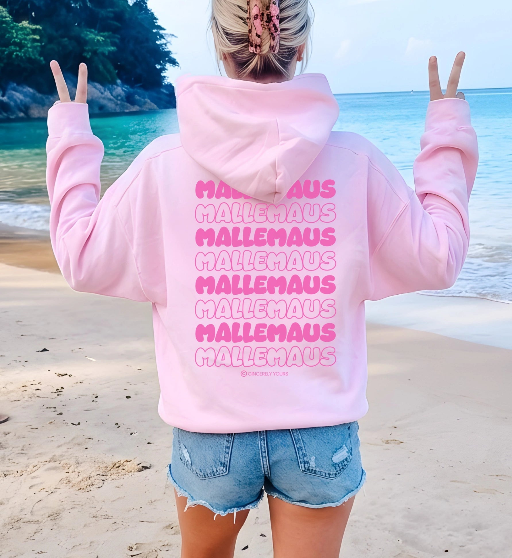 Ein personalisierter Mallemaus Hoodie mit individuellem Namen unter dem Maus Motiv als ideales Geschenk für die nächste Mallorca Gruppenreise von Cincerely Yours.