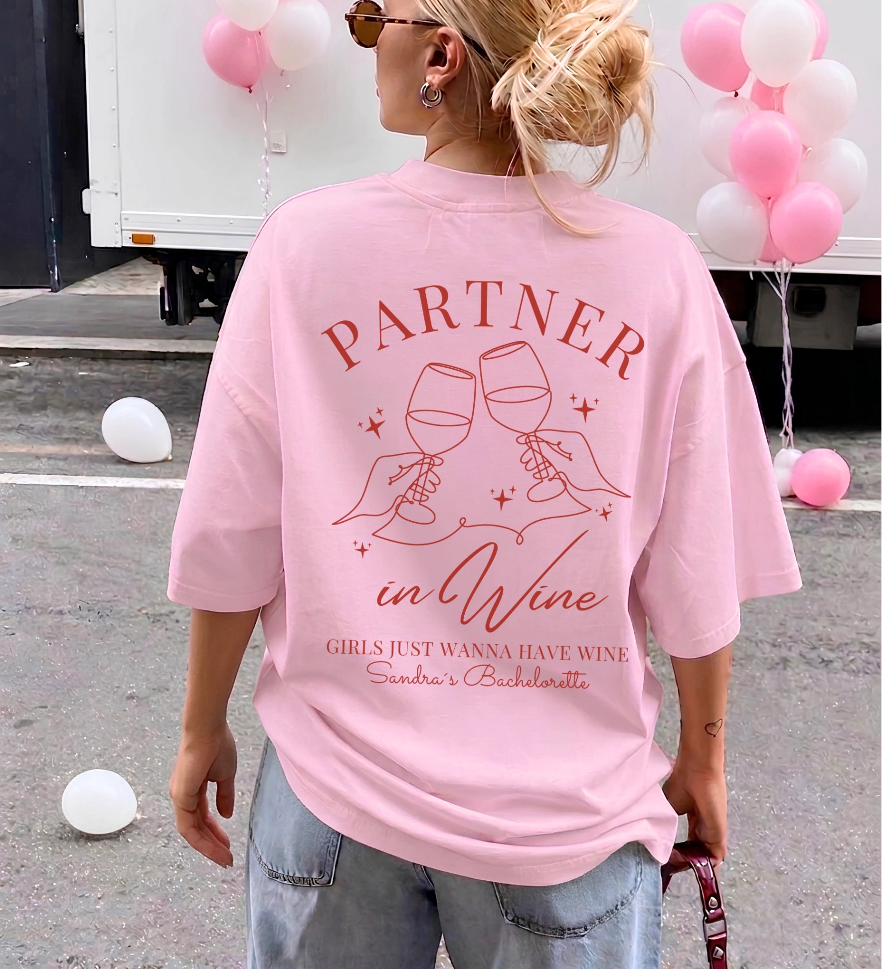 Personalisiertes JGA T-Shirt Damen Partner in Wine als elegantes Squad Outfit für die Trauzeugin und Brautjungfern.