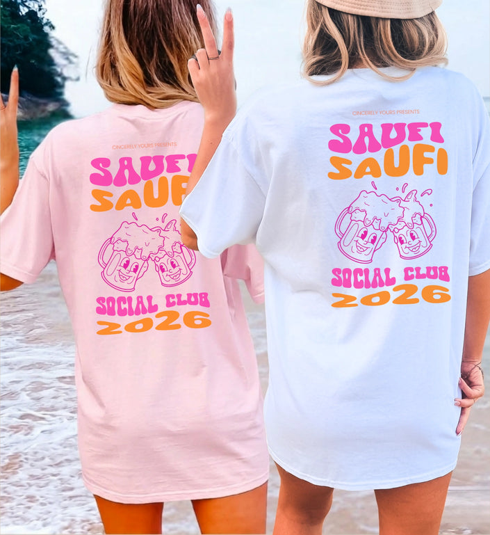 Zwei Frauen am Strand von hinten tragen das Saufi Saufi Social Club Party Shirt von Cincerely Yours in Weiß und Rosa mit Bierkrug Backprint.