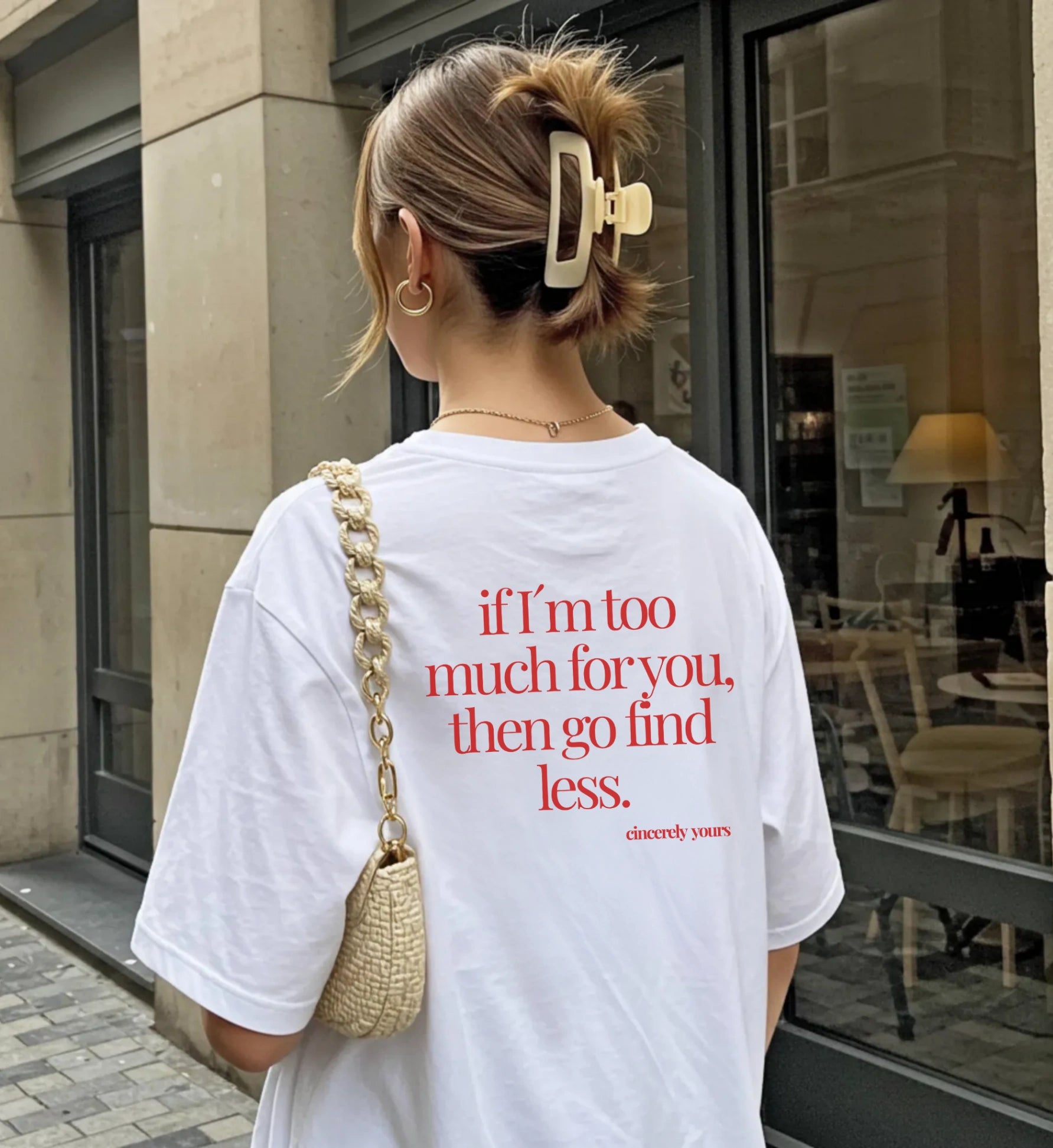 Detailansicht des hochwertigen Y2K Slogan Tees mit aufgedrucktem feministischem Spruch für selbstbewusste Frauen und Streetwear Liebhaberinnen