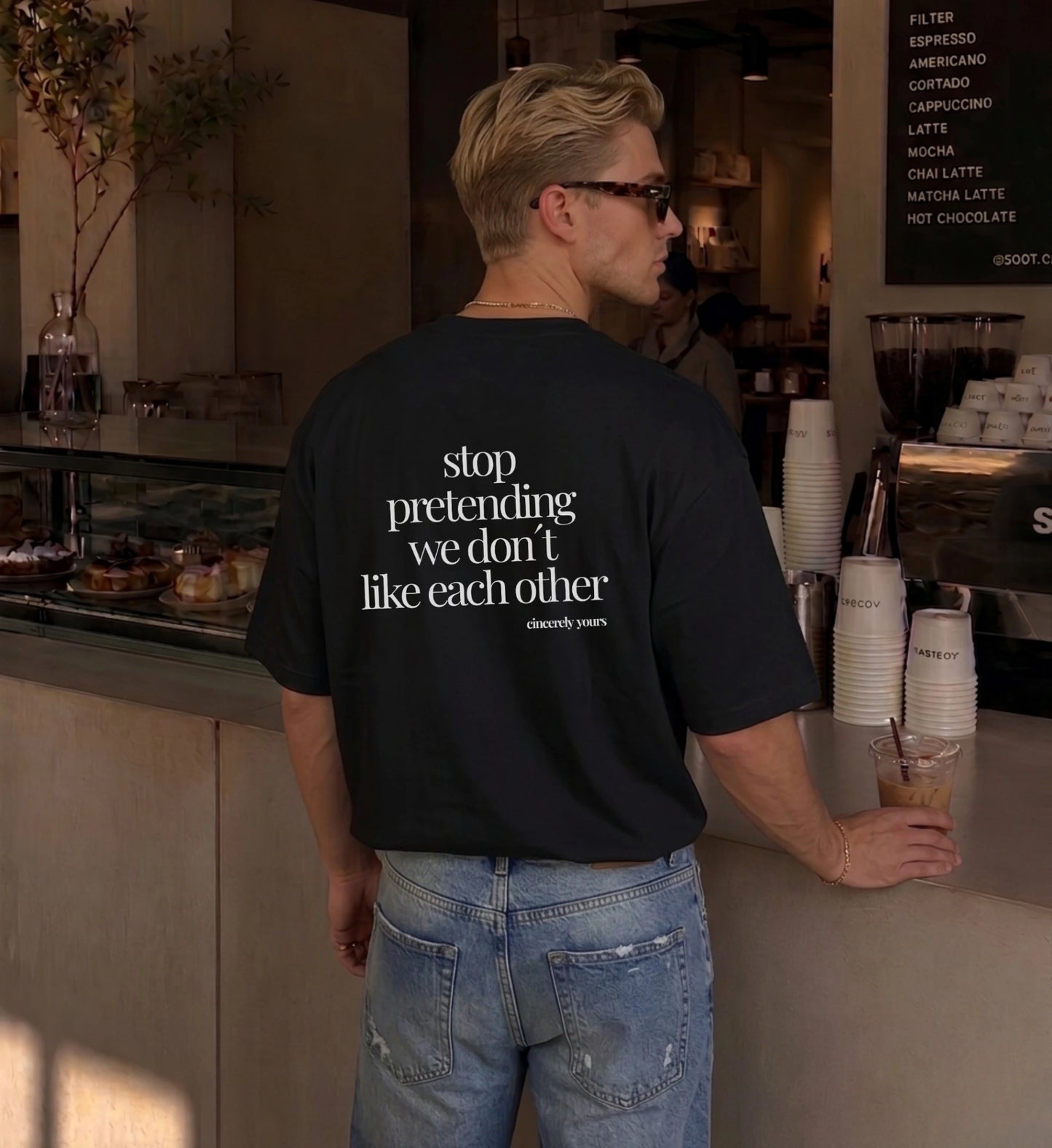 Weißes Cincerely Yours Slogan T-Shirt mit dem provokanten Spruch Stop pretending we don't like each other getragen als Streetwear Look.