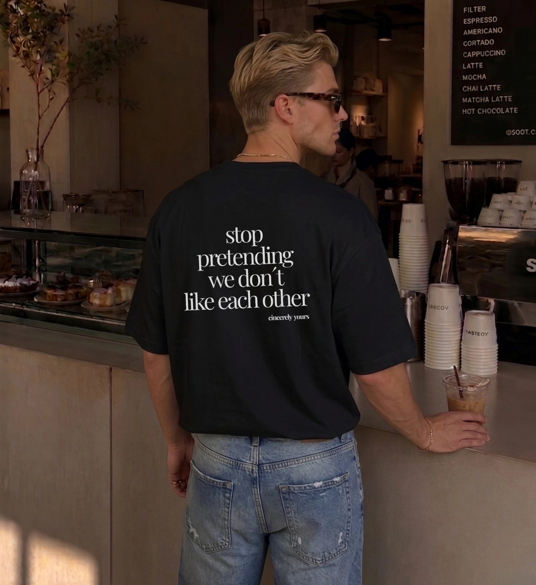 Weißes Cincerely Yours Slogan T-Shirt mit dem provokanten Spruch Stop pretending we don't like each other getragen als Streetwear Look.
