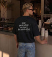 Weißes Cincerely Yours Slogan T-Shirt mit dem provokanten Spruch Stop pretending we don't like each other getragen als Streetwear Look.
