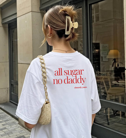 Nahaufnahme des Y2K Slogan Print Motivs all sugar no daddy auf dem lockeren Boxy Fit Statement Shirt für selbstbewusste Frauen