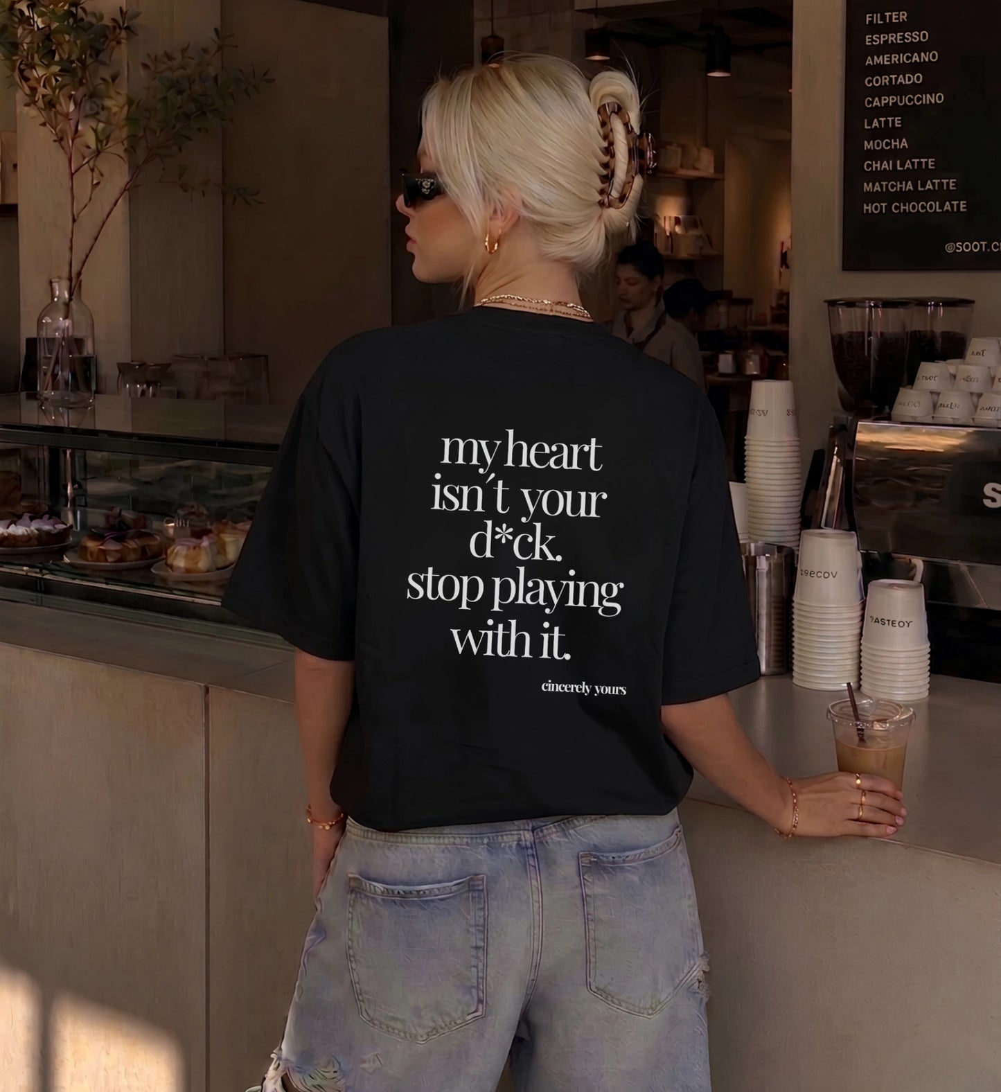 Cincerely Yours Heavy Cotton Statement Shirt für Damen in Schwarz mit dem provokanten weißen Aufdruck My heart isnt your dick stop playing with it