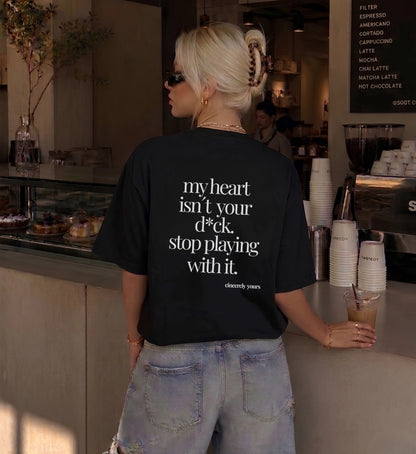 Cincerely Yours Heavy Cotton Statement Shirt für Damen in Schwarz mit dem provokanten weißen Aufdruck My heart isnt your dick stop playing with it