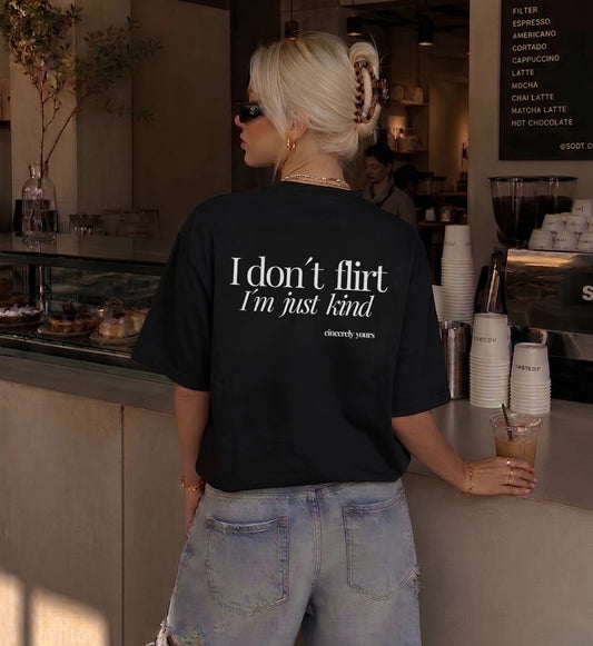 Weißes Heavy Cotton Statement Shirt Damen mit rotem I don't flirt I'm just kind Spruch in moderner Boxy Fit Passform von Cincerely Yours