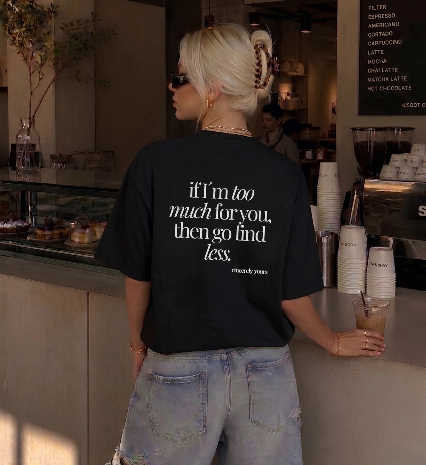 Provokantes Statement Shirt Damen in Weiß aus schwerer Bio-Baumwolle mit dem sarkastischen Spruch If I am too much then go find less von Cincerely Yours
