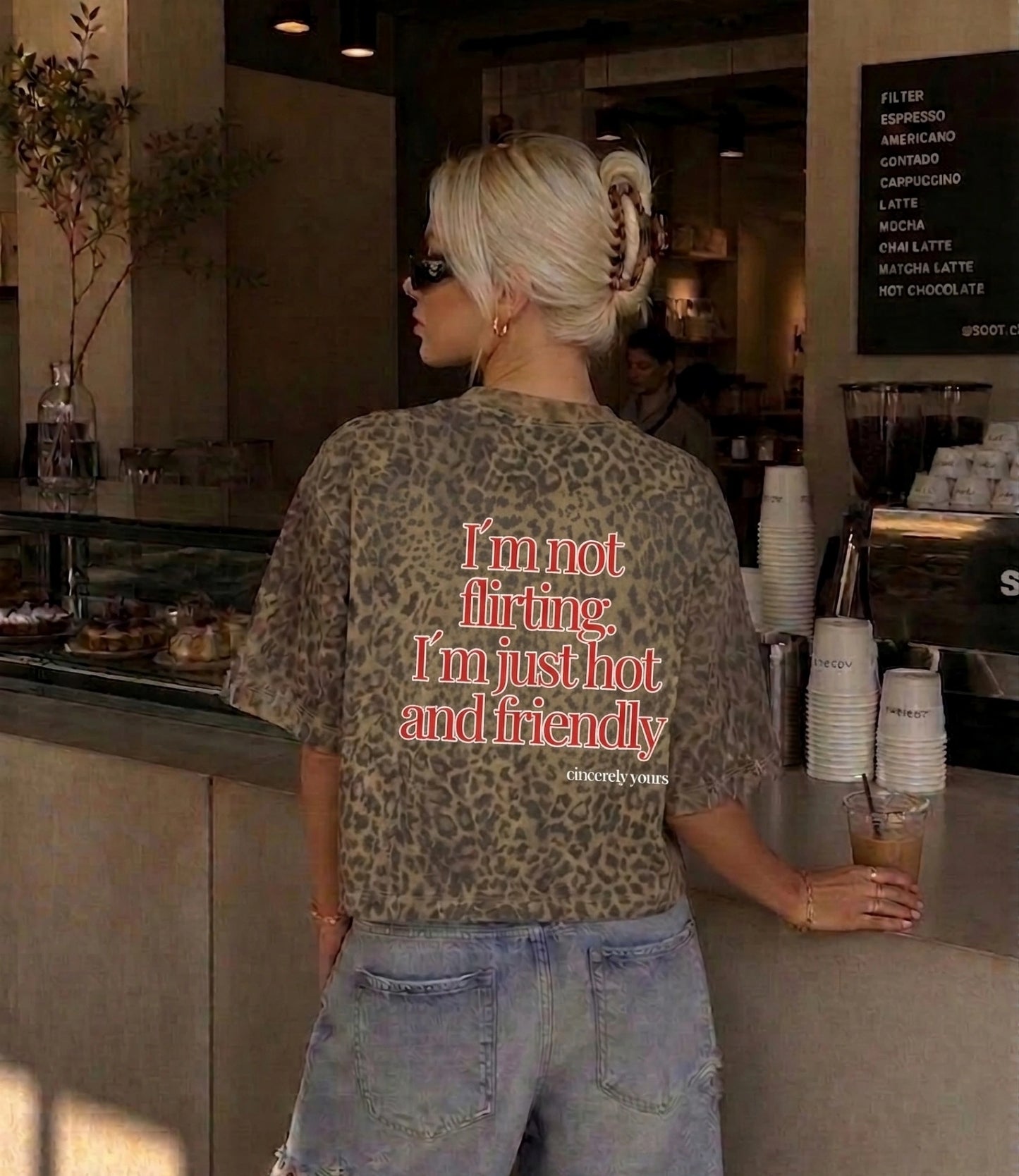 Detailansicht des hochwertigen Leopard Prints auf dem Cincerely Yours Statement Shirt mit Fokus auf die Textur und den frechen Quote Print.