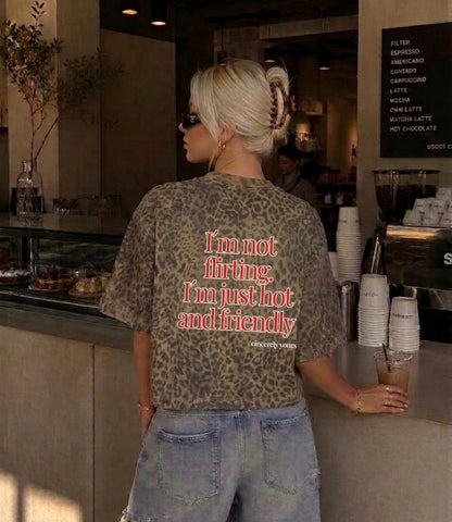 Detailansicht des hochwertigen Leopard Prints auf dem Cincerely Yours Statement Shirt mit Fokus auf die Textur und den frechen Quote Print.