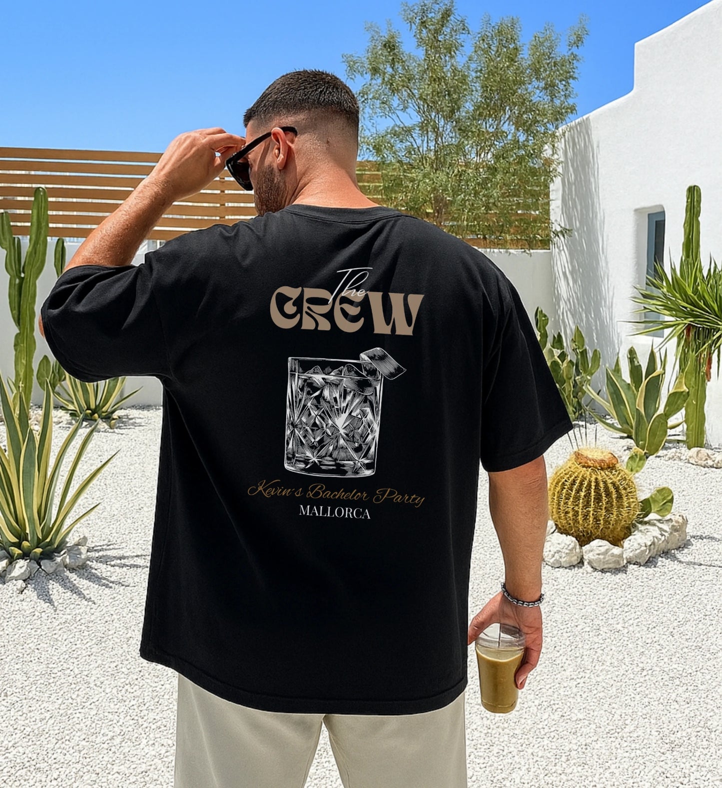 Nahaufnahme der hochwertigen Personalisierung und des Cocktail Grafiken auf dem The Groom Shirt von Cincerely Yours für eine exklusive Bachelor Party Erfahrung.