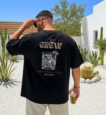 Nahaufnahme der hochwertigen Personalisierung und des Cocktail Grafiken auf dem The Groom Shirt von Cincerely Yours für eine exklusive Bachelor Party Erfahrung.