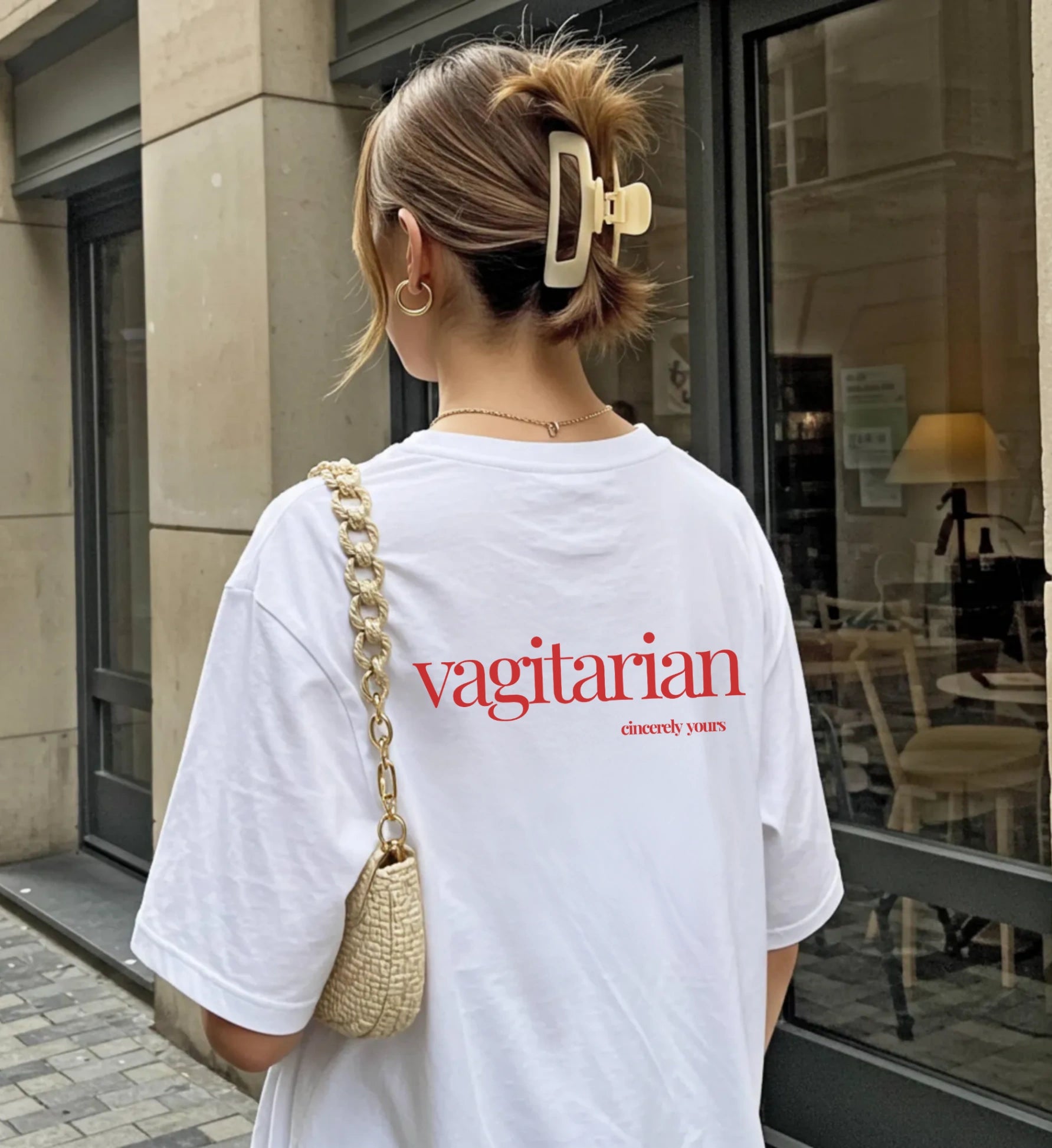 Detailansicht des hochwertigen Vagitarian Pride T-Shirts von Cincerely Yours mit langlebigem Text-Print im angesagten Retro-Y2K-Stil.