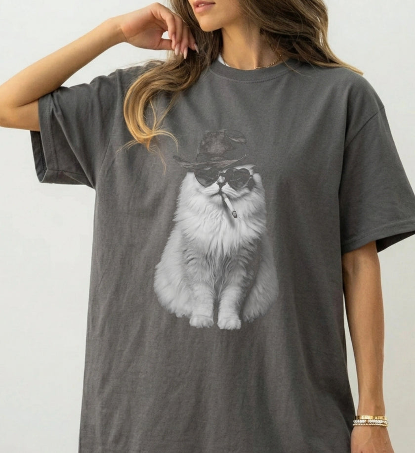 Frontansicht des anthrazitfarbenen Vintage Graphic T-Shirts mit detailliertem Aufdruck einer Katze mit Sonnenbrille, Hut und Zigarette.
