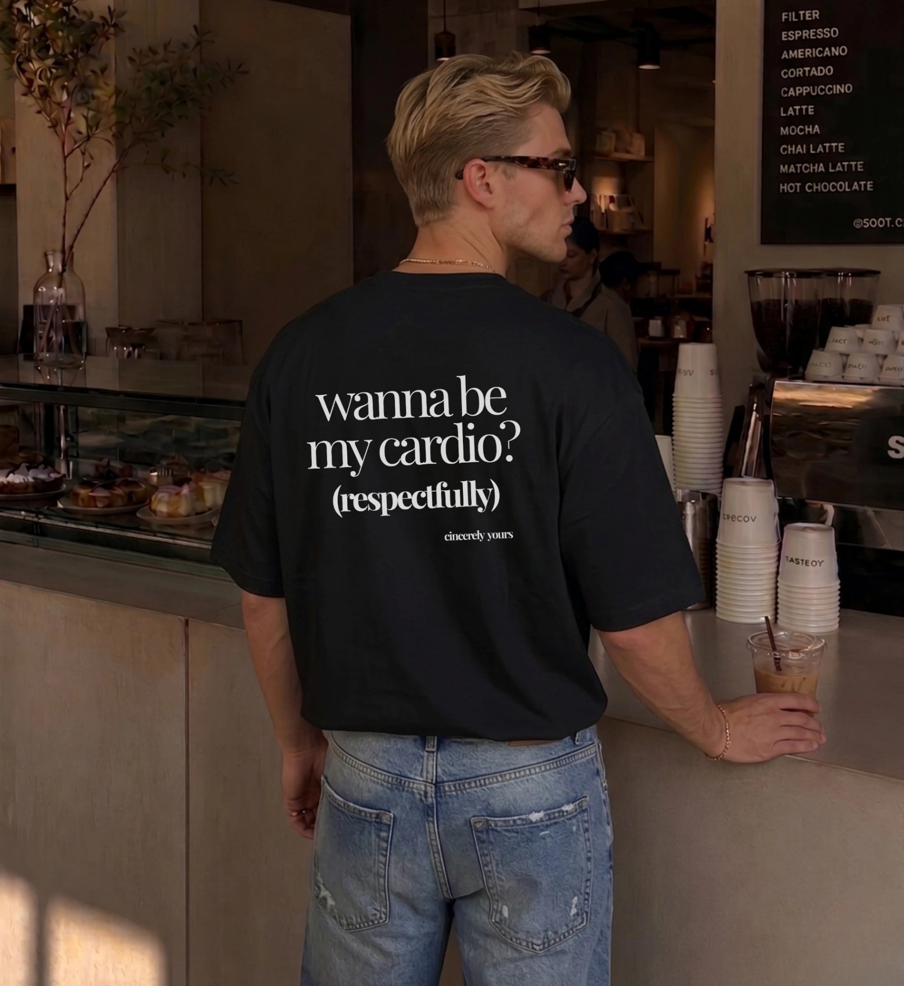 Nahaufnahme des weißen Cincerely Yours Slogan Baby Tee für Damen mit dem frechen roten Aufdruck Wanna be my cardio.