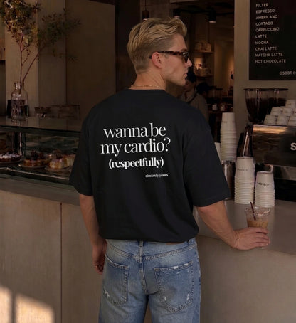 Nahaufnahme des weißen Cincerely Yours Slogan Baby Tee für Damen mit dem frechen roten Aufdruck Wanna be my cardio.