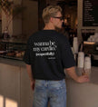 Nahaufnahme des weißen Cincerely Yours Slogan Baby Tee für Damen mit dem frechen roten Aufdruck Wanna be my cardio.