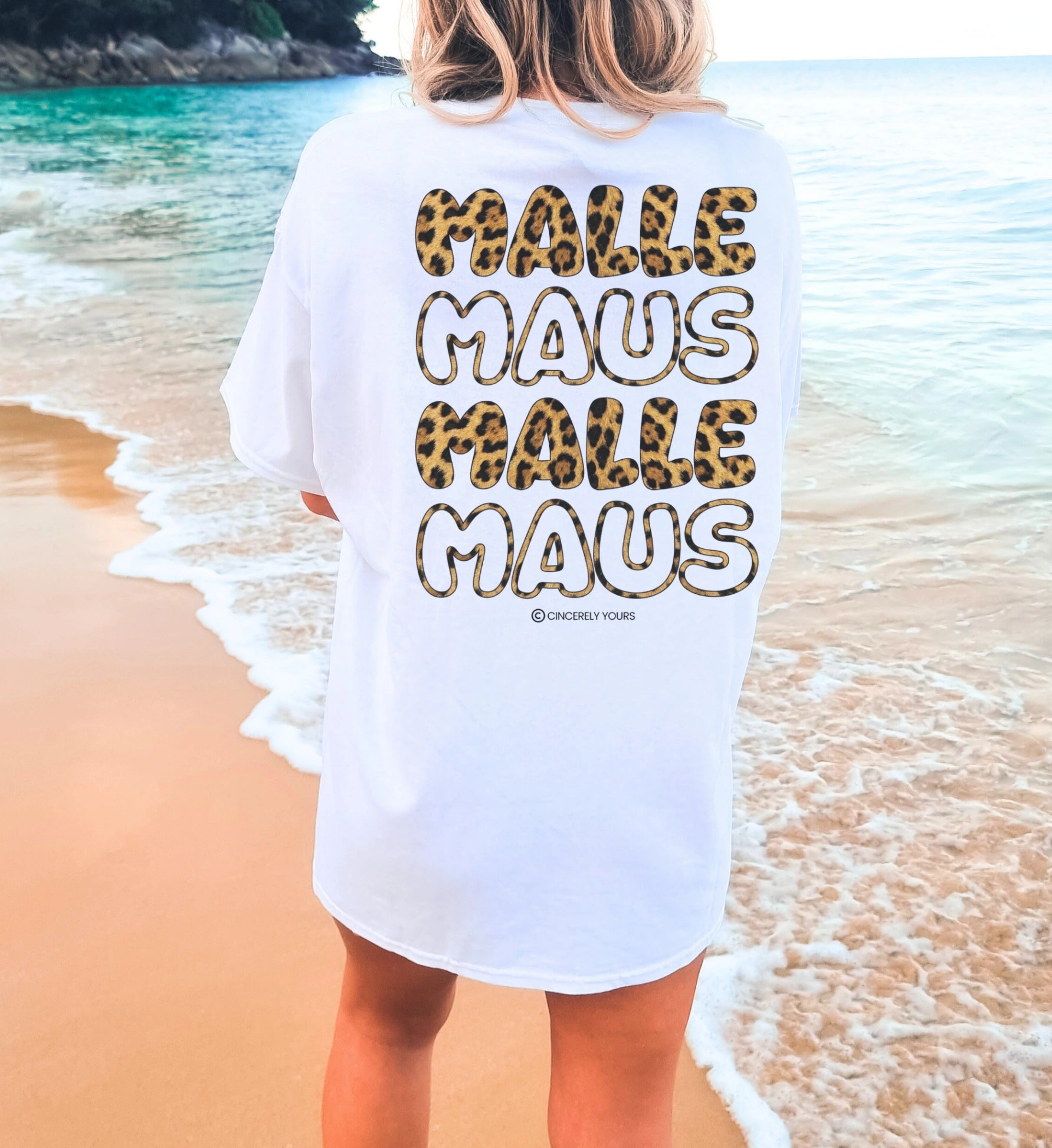 Eine Frau trägt das trendige Mallemaus Shirt mit Leopard Muster im Mallorca Urlaub als modisches und bequemes Party Outfit von Cincerely Yours.
