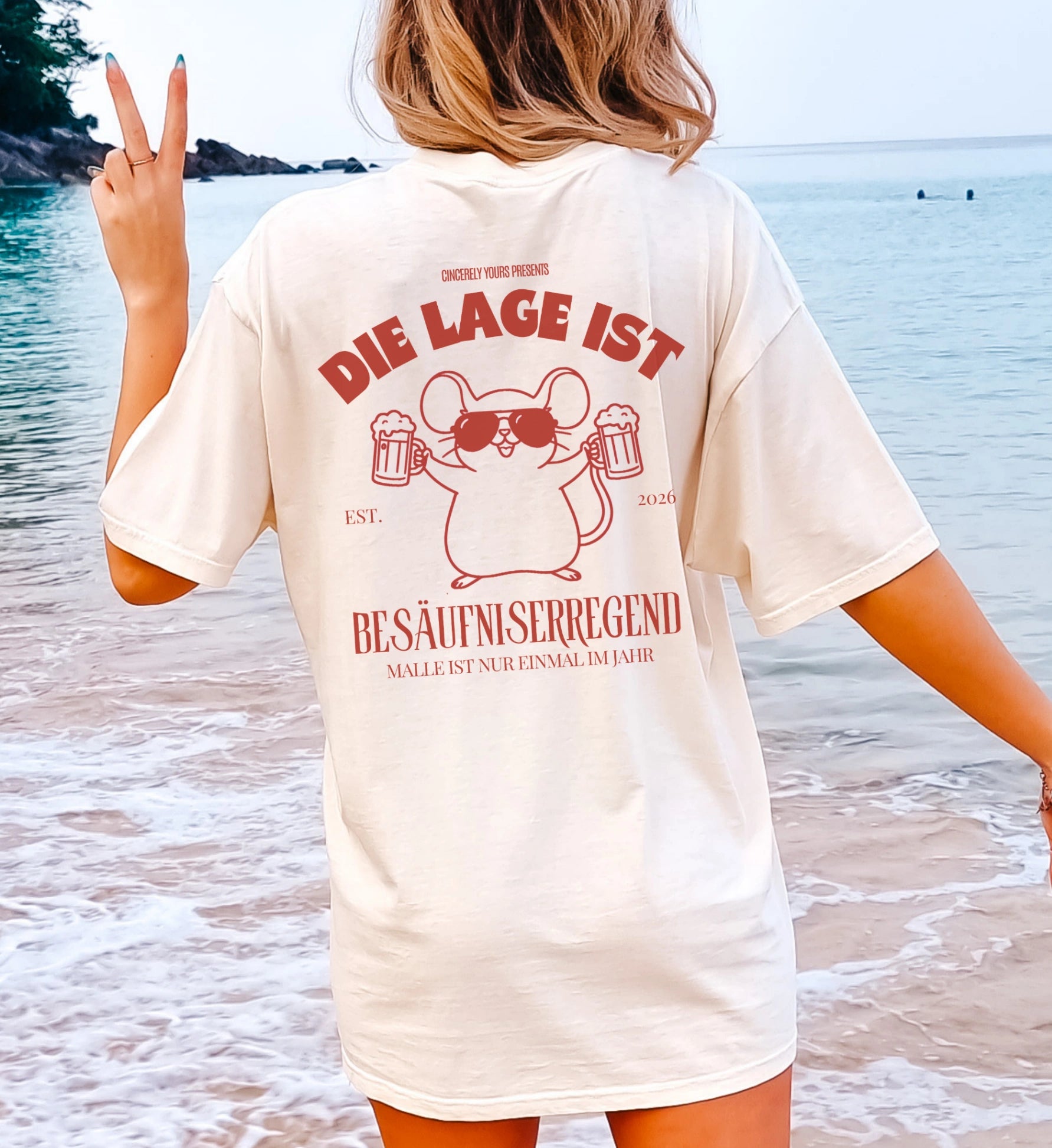 Rückansicht oder Gruppenaufnahme der Mallemaus Shirts, ideal als einheitliches Saufshirt Outfit für Mädelsgruppen beim Mallorca Urlaub oder einer feuchtfröhlichen Sauftour.