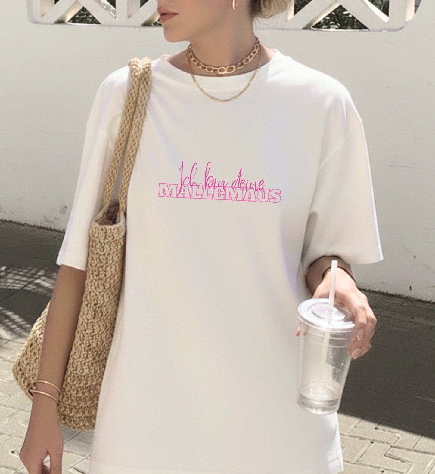 Weißes Oversized Damen T-Shirt mit leuchtend pinkem Aufdruck Ich bin deine Mallemaus, perfekt für den Partyurlaub.