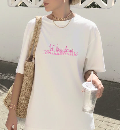 Weißes Oversized Damen T-Shirt mit leuchtend pinkem Aufdruck Ich bin deine Mallemaus, perfekt für den Partyurlaub.