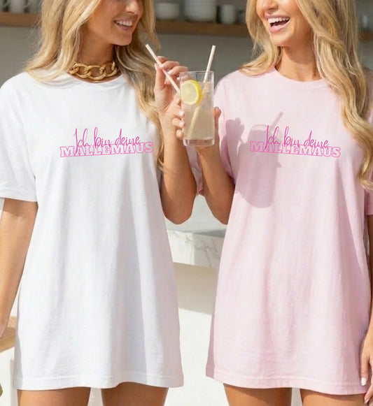 Zwei Frauen in weißen und rosa Oversized T-Shirts mit dem pinken Aufdruck Ich bin deine Mallemaus für den Mädelsurlaub.