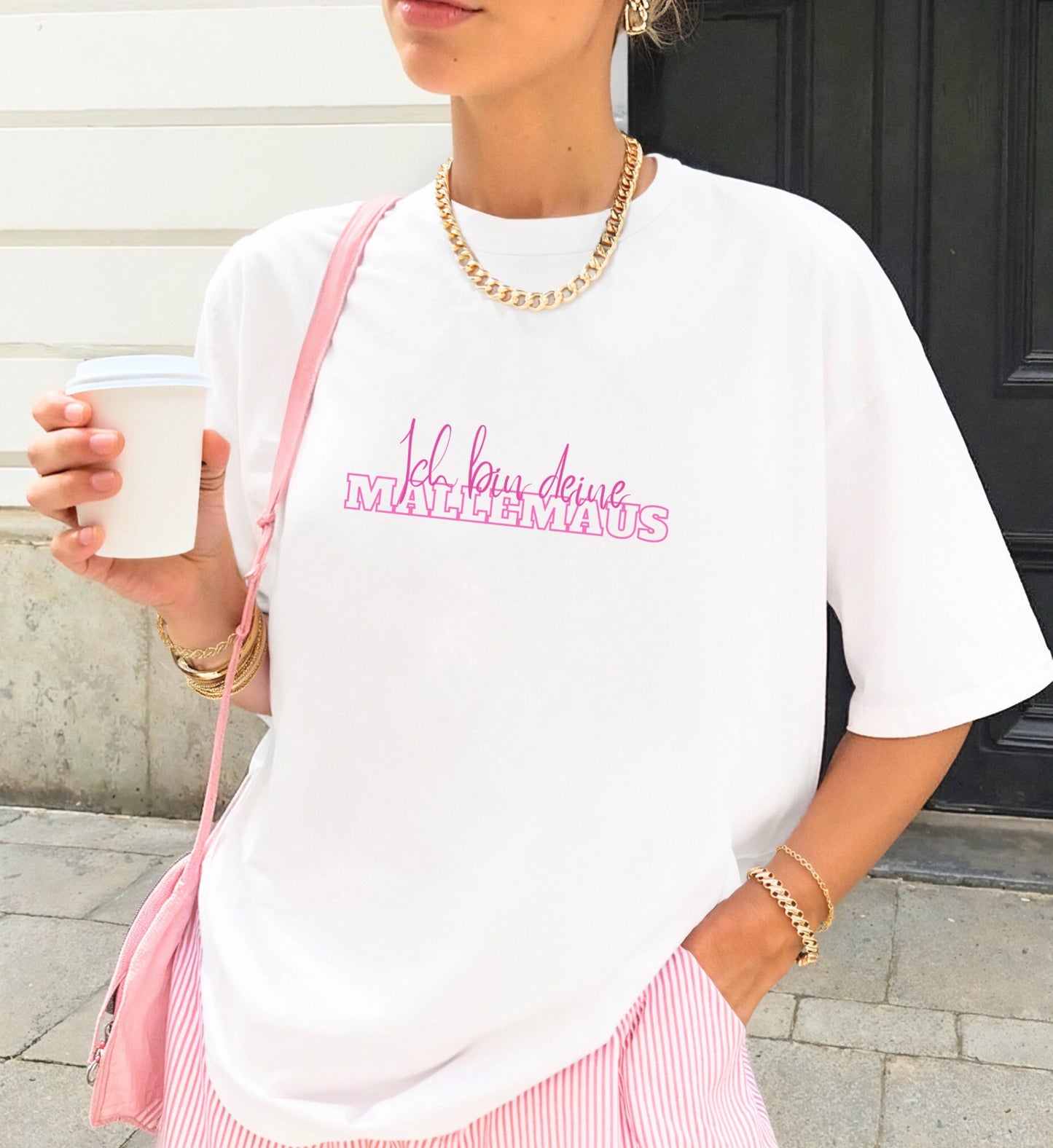 Weißes Oversize T-Shirt für Damen mit dem pinken Schriftzug 'Ich bin deine Mallemaus', getragen mit Goldschmuck und einer rosa Umhängetasche im urbanen Stil.