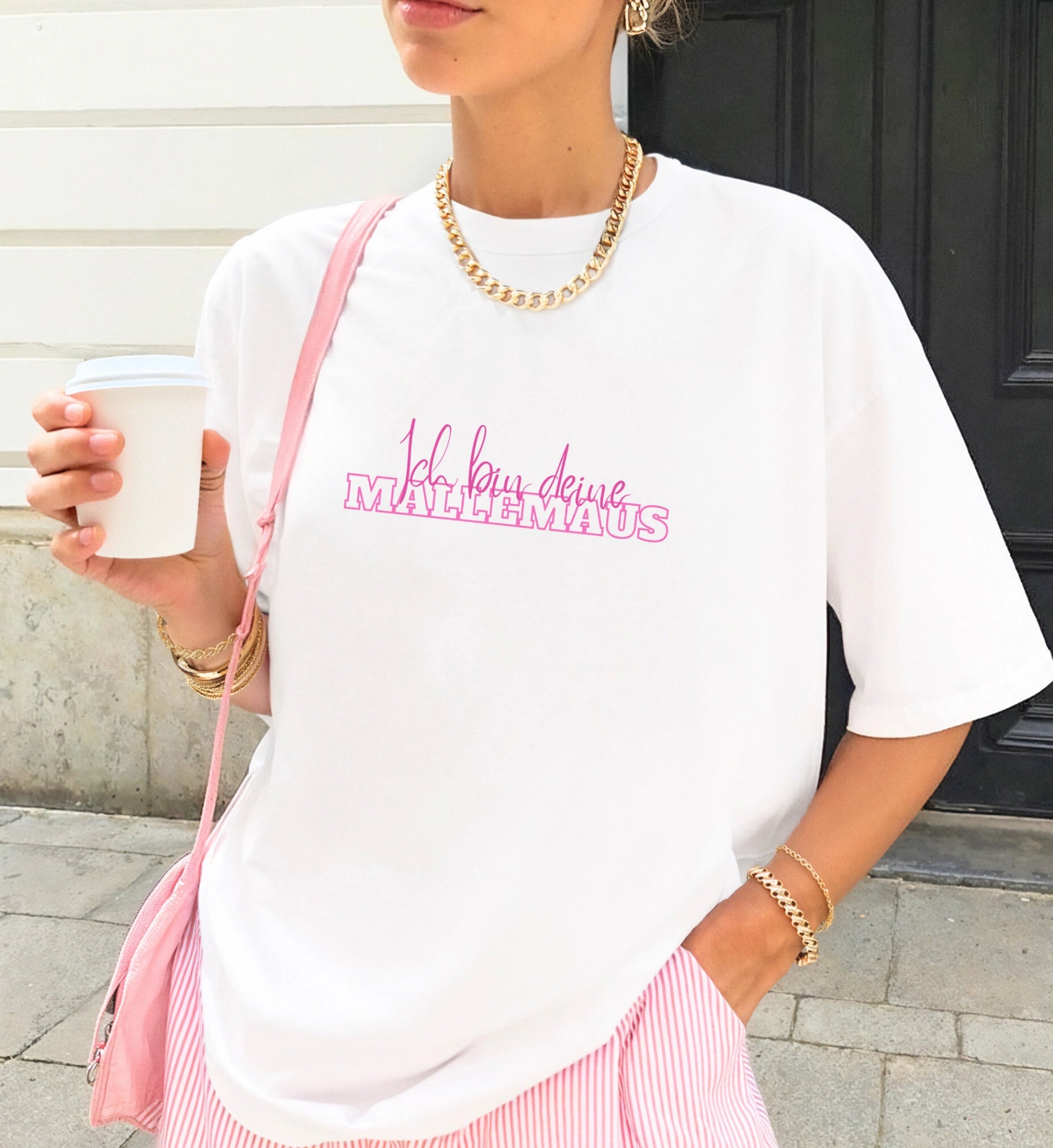 Weißes Oversize T-Shirt für Damen mit dem pinken Schriftzug 'Ich bin deine Mallemaus', getragen mit Goldschmuck und einer rosa Umhängetasche im urbanen Stil.