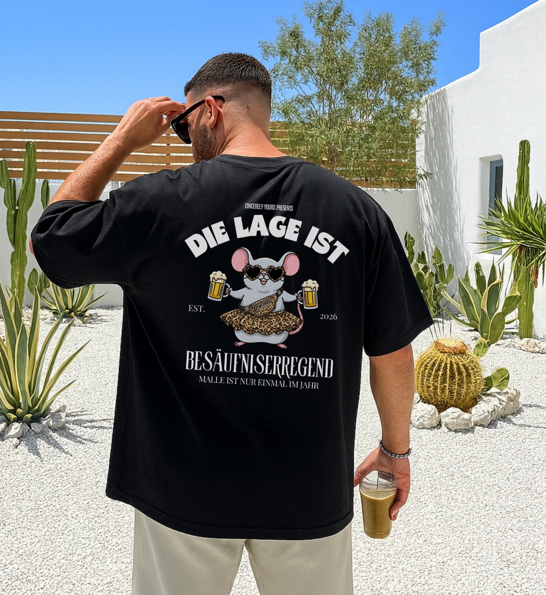 Das individualisierbare Mallemaus Leopard Shirt Die Lage ist besäufniserregend präsentiert als kreative Geschenkidee für alle Fans von Malle Maus.