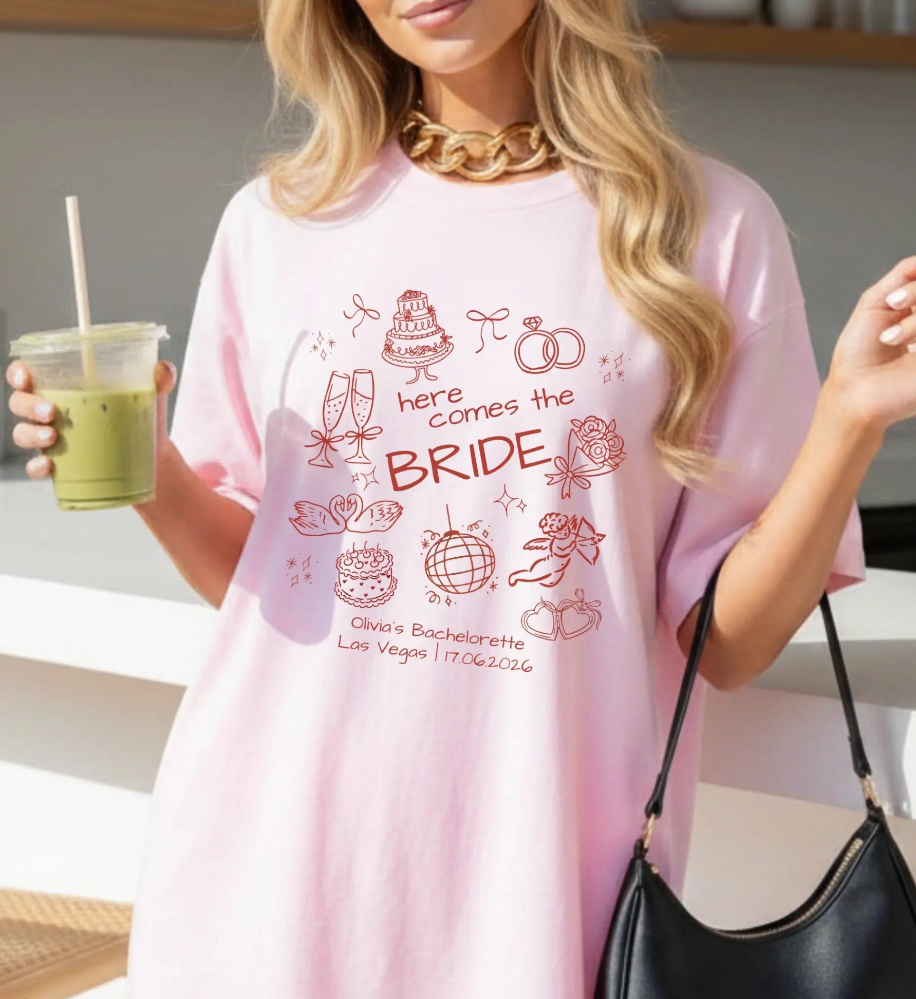 Hellrosa JGA T-Shirt für die Braut mit handgezeichneten Hochzeits-Doodles, personalisierbar mit Name, Ort und Datum für den Junggesellinnenabschied.