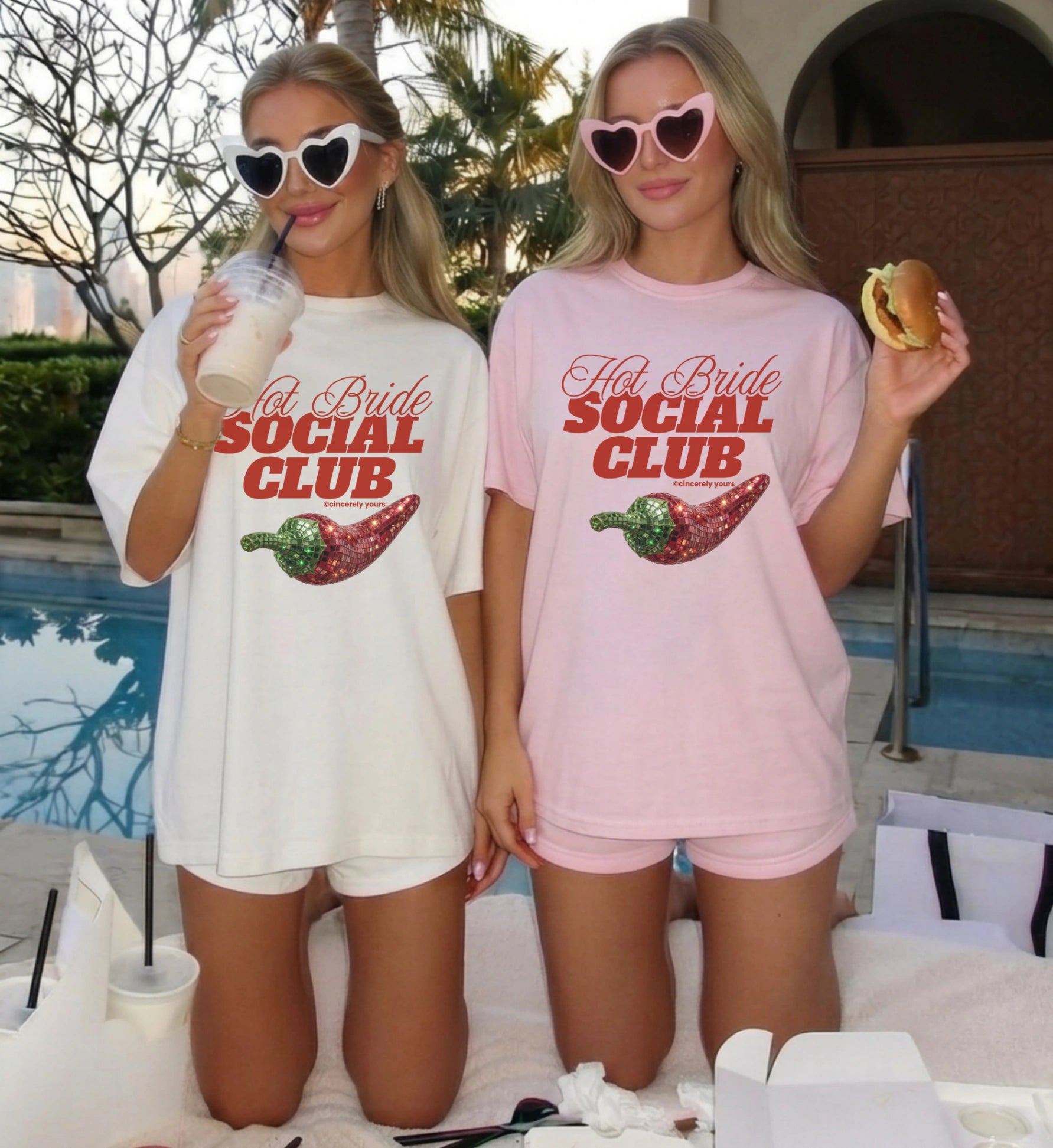 Personalisiertes elfenbeinfarbenes JGA Shirt für Damen im Old Money Stil mit rotem Chili Motiv und edler Serifenschrift auf der Vorderseite.