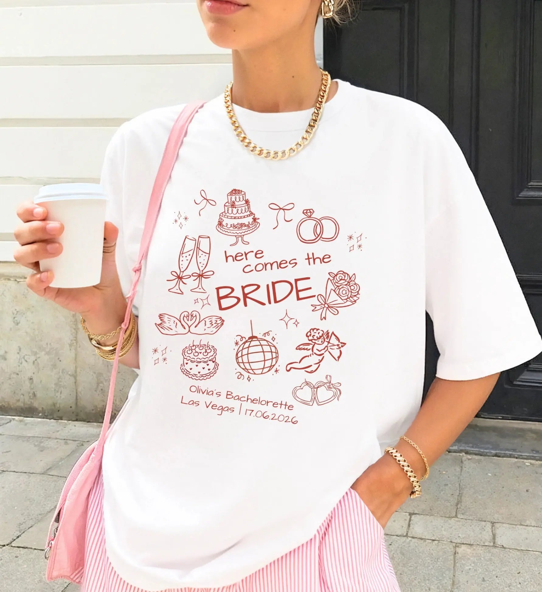 Weißes oversized T-Shirt für die Braut mit roten handgezeichneten Hochzeits-Doodles und Personalisierung für den Junggesellinnenabschied.