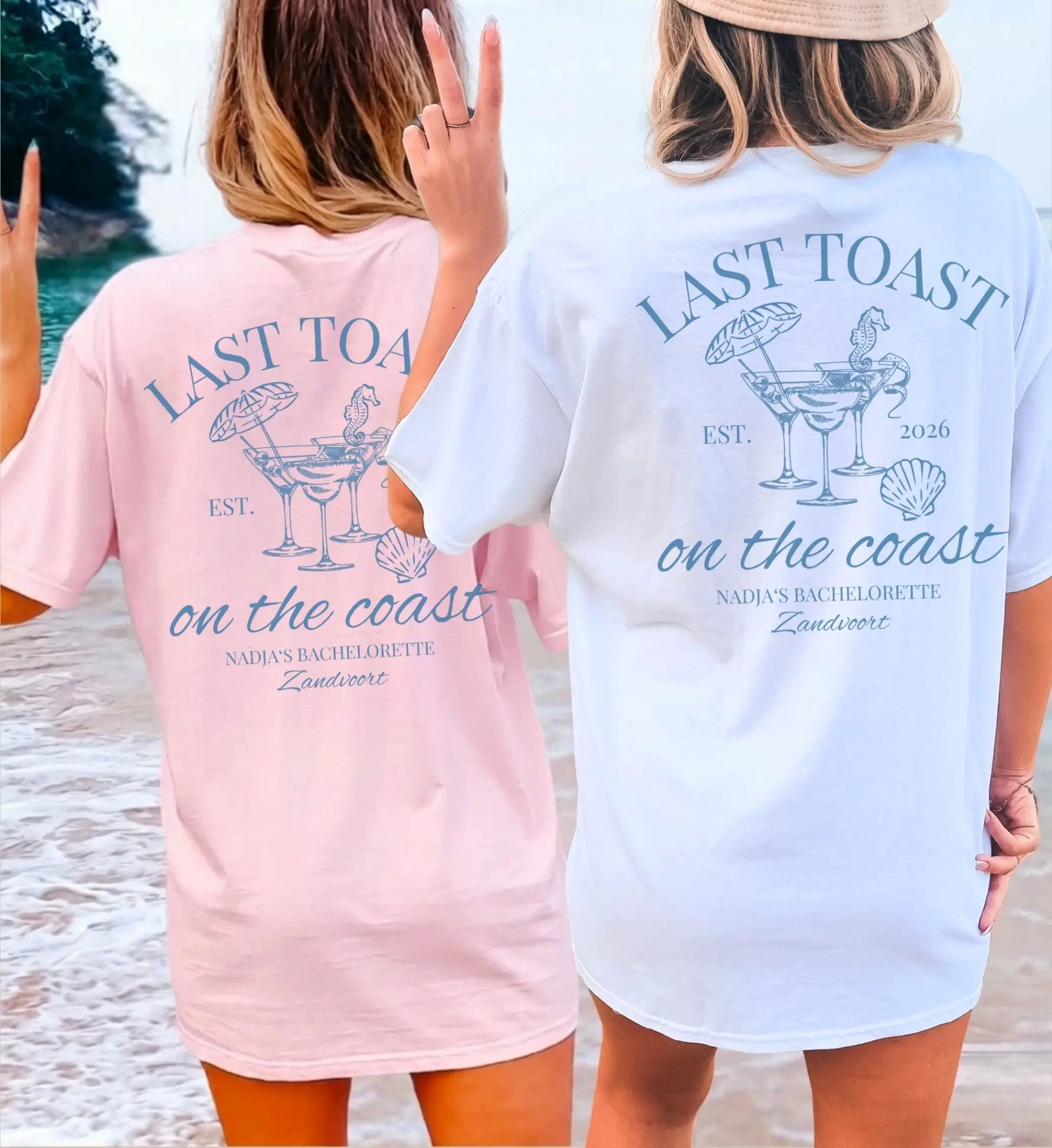 Zwei Frauen am Strand in personalisierten 'Last Toast on the Coast' T-Shirts für den Junggesellinnenabschied in den Farben Rosa und Weiß.