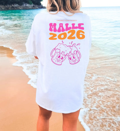 Weißes Malle T-Shirt von Cincerely Yours mit lila und orangefarbenem Malle 2026 Backprint und prostenden Bierkrügen, getragen am Strand.