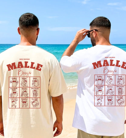 Zwei Männer am Strand in Oversize-T-Shirts mit Malle Bingo Rückenprint und lustigen Mallemaus-Grafiken für den Partyurlaub.