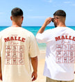 Zwei Männer am Strand in Oversize-T-Shirts mit Malle Bingo Rückenprint und lustigen Mallemaus-Grafiken für den Partyurlaub.