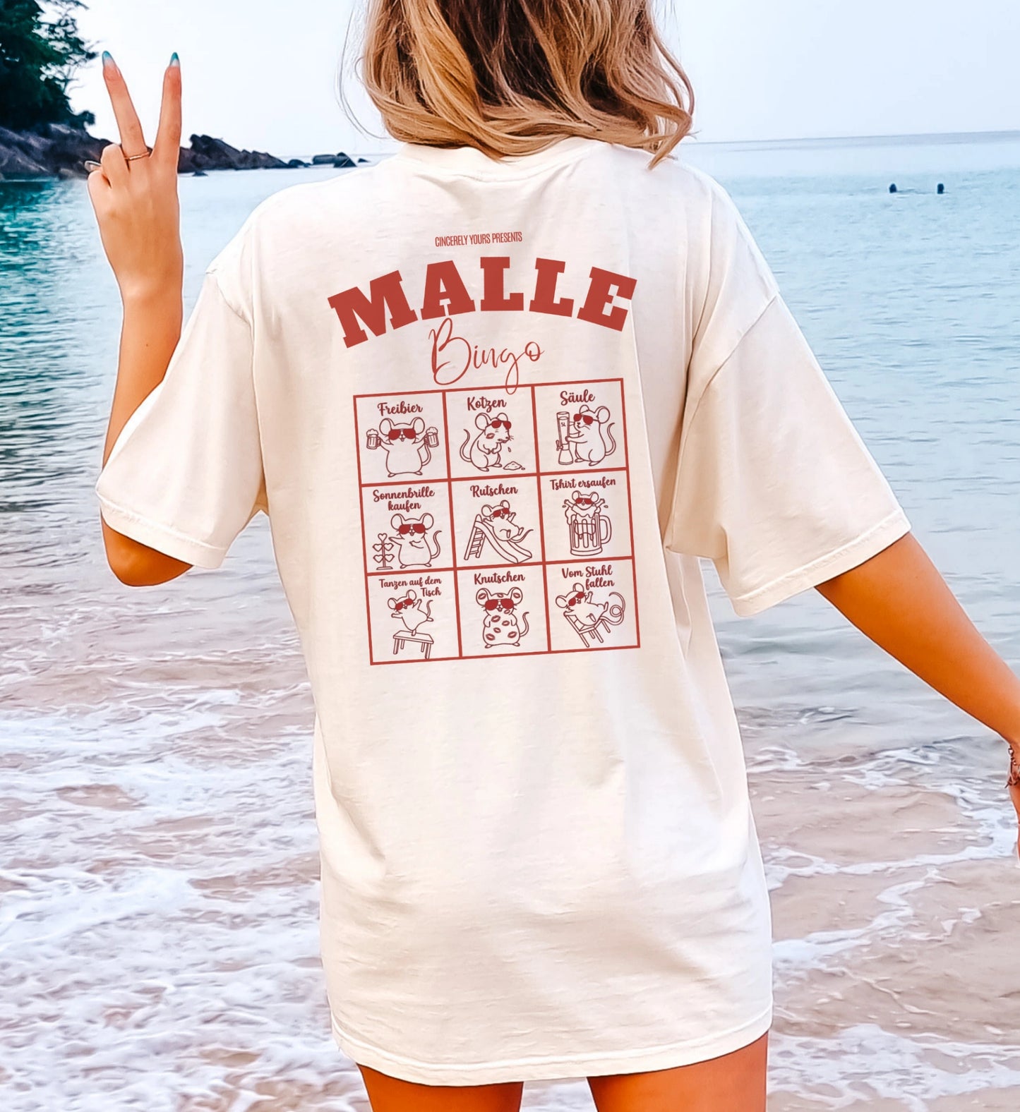 Oversized Malle Bingo T-Shirt in Creme mit lustigen Mallemaus-Illustrationen für den Urlaub am Strand, Marke Cincerely Yours.