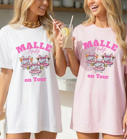 Zwei Frauen in weißen und rosa T-Shirts mit dem Aufdruck 'Malle Mäuse on Tour' und lustigen feiernden Mäusen für den Mädelsurlaub.