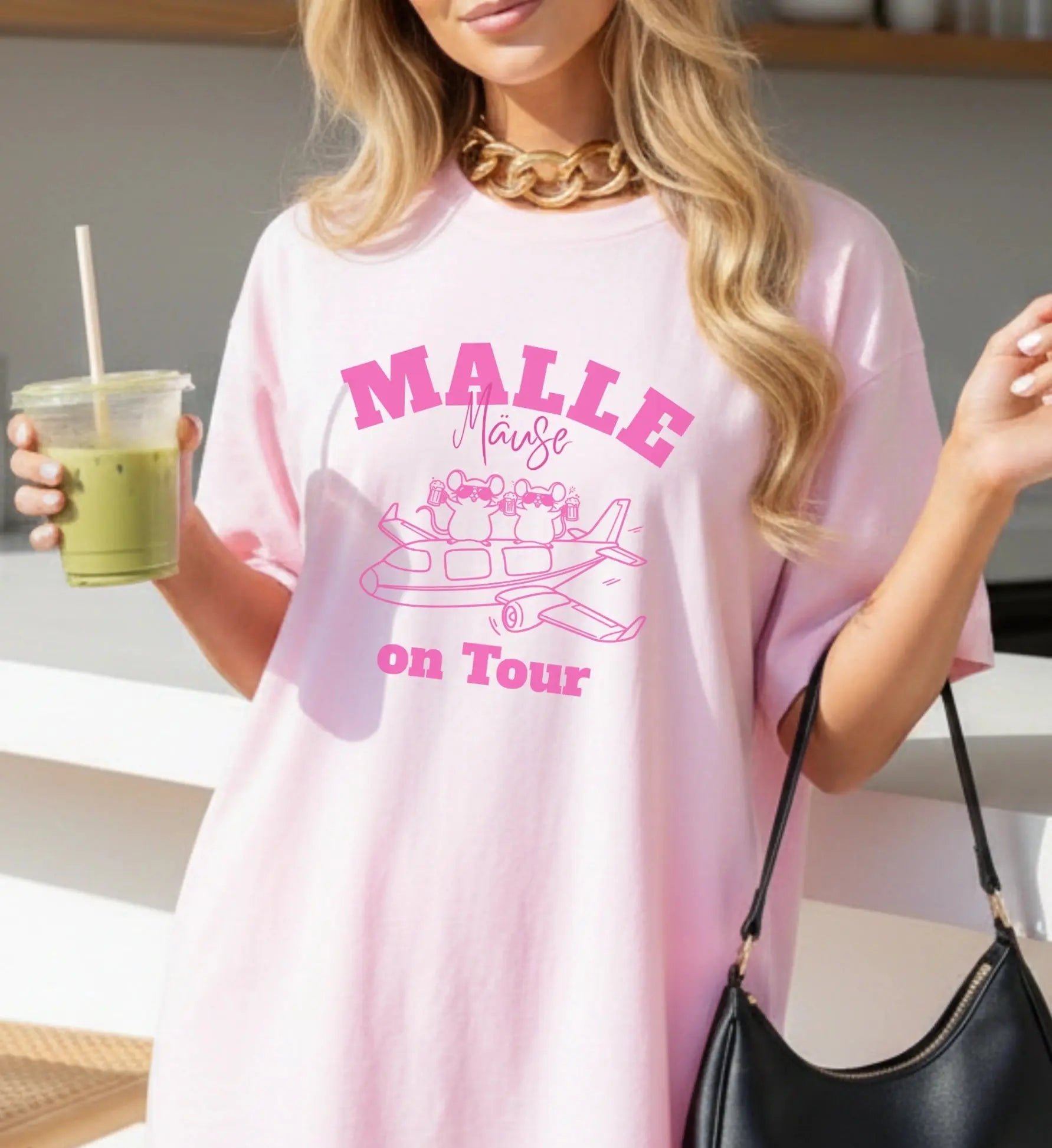Hellrosa Damen T-Shirt mit 'Malle Mäuse on Tour' Grafik, zwei Mäuse auf einem Flugzeug mit Getränken, ideal für den Mädelsurlaub auf Mallorca.